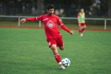 迪亚斯关键一脚力保拜仁欧冠底线尊严（配图示意）